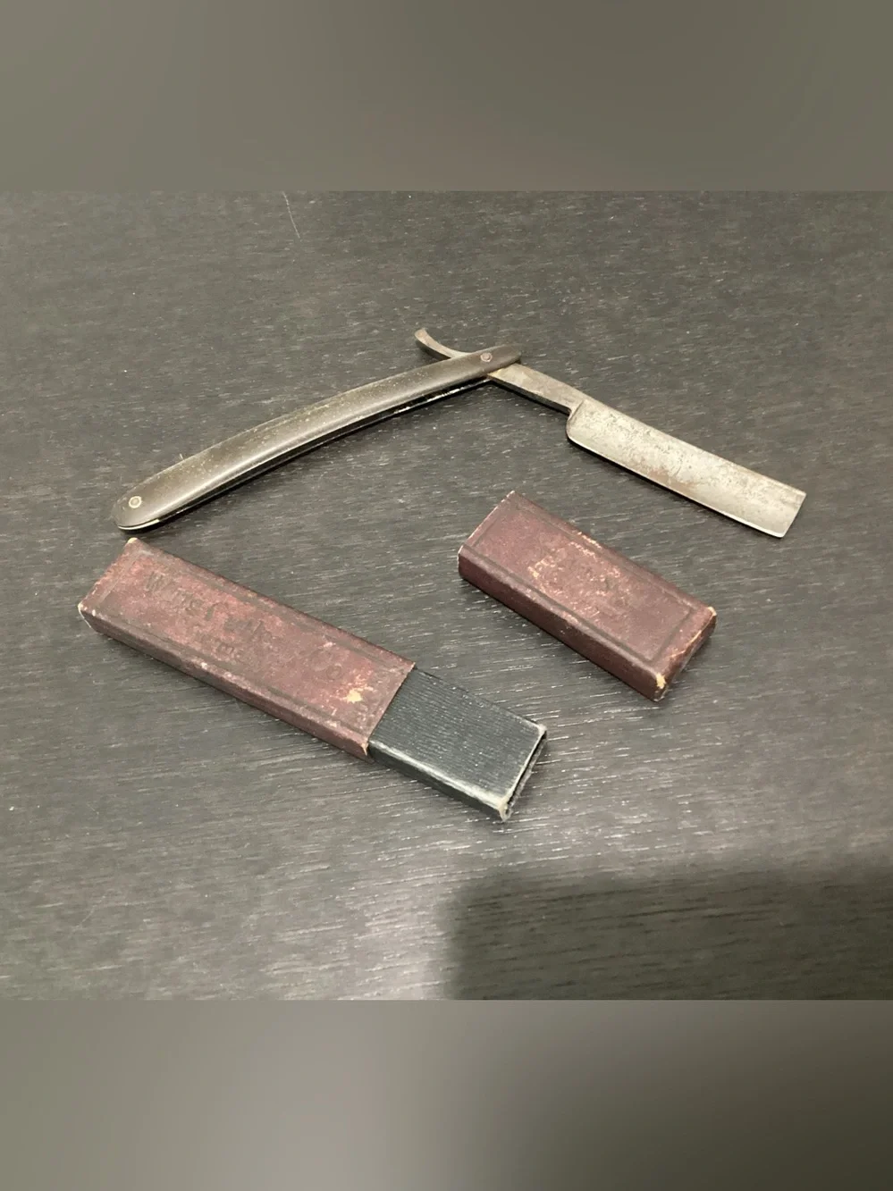 Antique Highly Collectible Shaving Straight Razor No 208, 2 piece cardboard